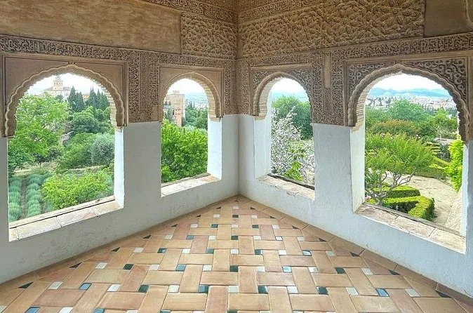 Alhambra & Nasrid Palaces Tour by Alhambra Guide